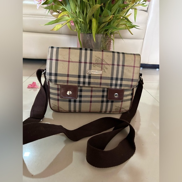 Burberry vintage crossbody unisex bag. Used gently. - Picture 13 of 16